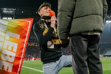 Árbitro Pascal Kaiser pede namorado em casamento antes do jogo Colónia-Wolfsburgo