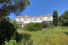 Estado coloca à venda casa de luxo por 8 milhões de euros. Veja as imagens do interior