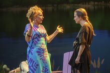 Atrizes em palco durante apresentação teatral