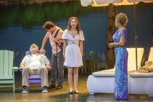 Espetáculo teatral com quatro atores num cenário ao ar livre