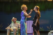 Atrizes preparam-se nos bastidores, enquanto ator aguarda em cena