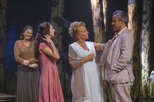 Espetáculo teatral com quatro atores em palco e cenário naturalista