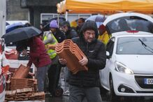 Marinha Grande: população espera por telhas e lonas após temporal.
