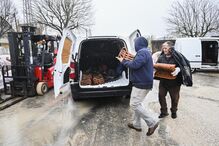 Marinha Grande: População enfrenta filas para obter telhas e lonas.
