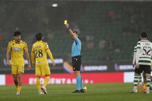 Árbitro mostra cartão amarelo durante o jogo entre Sporting e Nacional