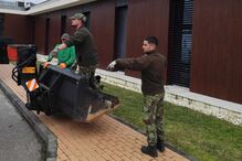 Militares removem escombros e prestam auxílio após estragos da tempestade Kristin