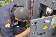 Militar trabalha em gerador elétrico para apoio após tempestade