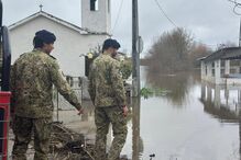 Militares apoiam população afetada pela tempestade em local alagado