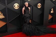 Lady Gaga marca presença nos Grammys com um vestido de penas