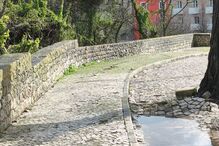 Parque de estacionamento em risco de derrocada