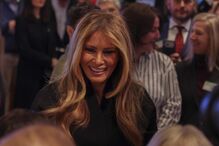 Melania atrai portugueses na estreia do filme.
