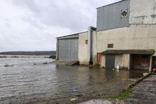 A subida da água do Rio Mondego está a causar inundações e cortes de estradas no Baixo Mondego na povoação de Eira, em Montemor-o-Velho