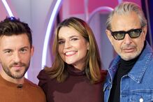 Savannah Guthrie com Jonathan Bailey e Jeff Goldblum no programa Today