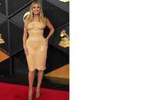 Heidi Klum marca presença num evento com um vestido que se destaca