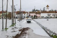 Veículo atravessa uma estrada de acesso a Ereira, inundada devido à passagem da depressão Leonardo, Montemor-o-Velho