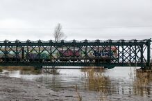 Comboio atravessa uma ponte sobre o Rio Mondego, durante a passagem da depressão Leonardo, Montemor-o-Velho