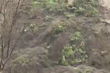 O momento em que encosta da Costa da Caparica desaba parcialmente 