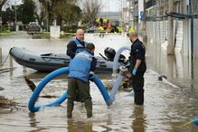 Equipa remove água da inundação em Alcácer do Sal