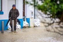 Cheias em Alcácer do Sal: Rio galga margem e inunda o Largo Luís de Camões