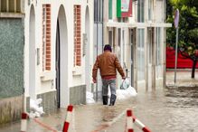 Alcácer do Sal enfrenta inundações: Largo Luís de Camões e lojas afetadas pela subida do Rio Sado