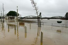 Cheias em Alcácer do Sal após o rio Sado galgar a margem e inundar o Largo Luís de Camões