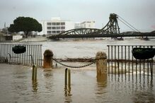 Cheia do rio Sado causa inundações em Alcácer do Sal e afeta comércio local