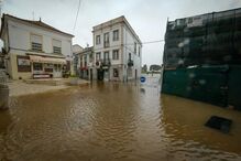 Cheia em Alcácer do Sal alaga Largo Luís de Camões e causa estragos em espaços comerciais