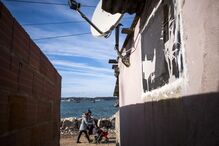 Subida do mar ameaça casas na Trafaria