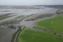 Albufeira em risco de rebentar corta estrada no Alentejo