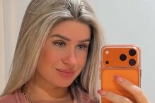 Influenciadora brasileira partilha selfie com roupão rosa e corrente dourada