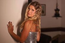 Débora Peixoto surge com vestido brilhante em nova foto.
