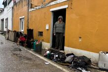 “Peguei na minha filha e nos cães e fugi pelo telhado”: fogo destrói casa já danificada pela tempestade Kristin