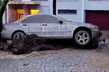 Estrada tomada pela água e fila de carros cobertos de lama: as consequências do mau tempo em Portalegre