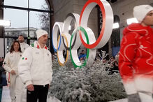 Atletas desfilam com uniformes oficiais antes dos Jogos Olímpicos de Inverno em Itália 