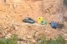 Derrocada arrasta carro e ecopontos em zona residencial no Estoril