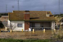 Cheias ameaçam habitações na Lezíria do Tejo, em Azambuja