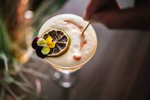 Oven celebra amor com menu especial, música ao vivo e sabores da Índia e do Nepal