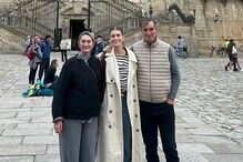 Cristina Pérez Galcenco com a mãe e o pai