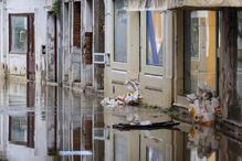 Uma mulher observa a rua inundada na zona ribeirinha de Alcácer do Sal, Setúbal.