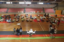 Um ginásio transformado num abrigo temporário, com camas improvisadas