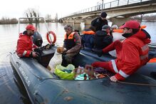 A aldeia está completamente cercada por água e o acesso só é possível de barco