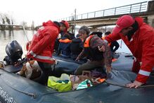 A aldeia está completamente cercada por água e o acesso só é possível de barco