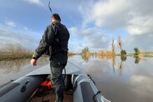 A aldeia está completamente cercada por água e o acesso só é possível de barco