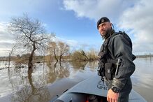 A aldeia está completamente cercada por água e o acesso só é possível de barco