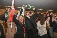 Festa e cânticos de vitória no quartel-general de António José Seguro