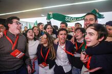 Jovens festejam a vitória de António José Seguro