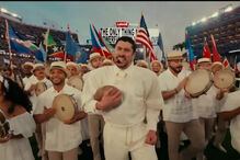 Bad Bunny atua com grupo no Levi's Stadium para o Powerflu