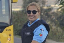 Polícia perto de Sacavém ao lado de carro da polícia e autocarro