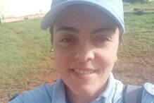 Oficial da ONU sorri em missão de paz