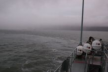 Vista do mar nevoento a partir de um barco com equipamento de segurança